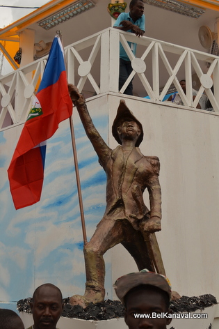 Gonaives Kanaval 2014 - Yon Statue Dessalines Devan Stand La Presidence la...